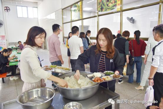 打造让家长放心的阳光食堂 ——启声小学组织开展家长进食堂参观体验