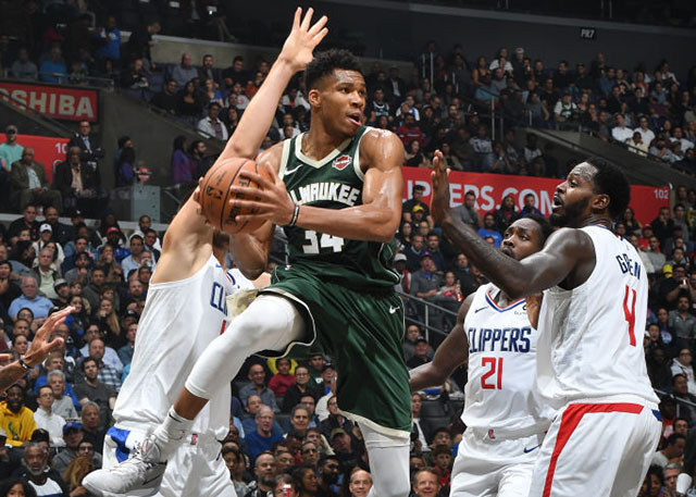 快船雄鹿激战对决巨星碰撞火花四溅谁能笑到最后