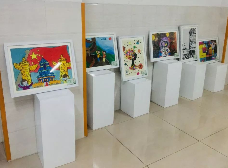 纸浆画社团学生的作品,题材形式广泛, 在不同的媒材上体现不同的风格