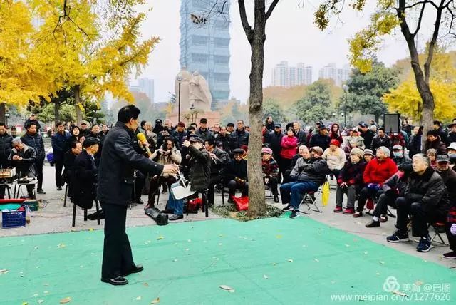 高手在民间演出自娱自乐洛阳周王城广场民间曲艺乐园