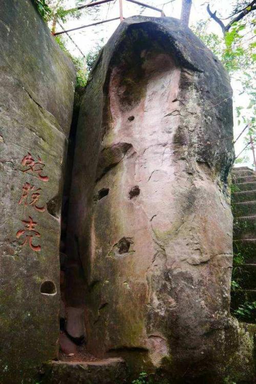 相传明代建文帝避难至巴曾在此结访庐而居的圣灯山森林公园