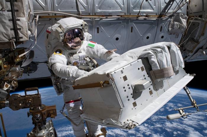 我在太空“补衣服”：宇航员修复漏水宇航服