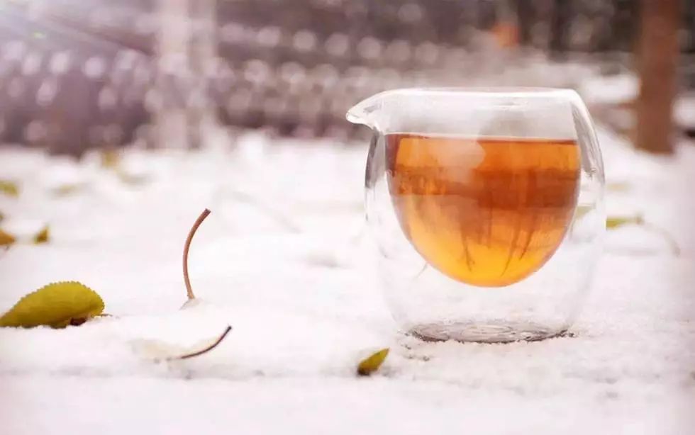 飞雪有声,惟落花间为雅;清茶有味,惟以雪烹为醇.