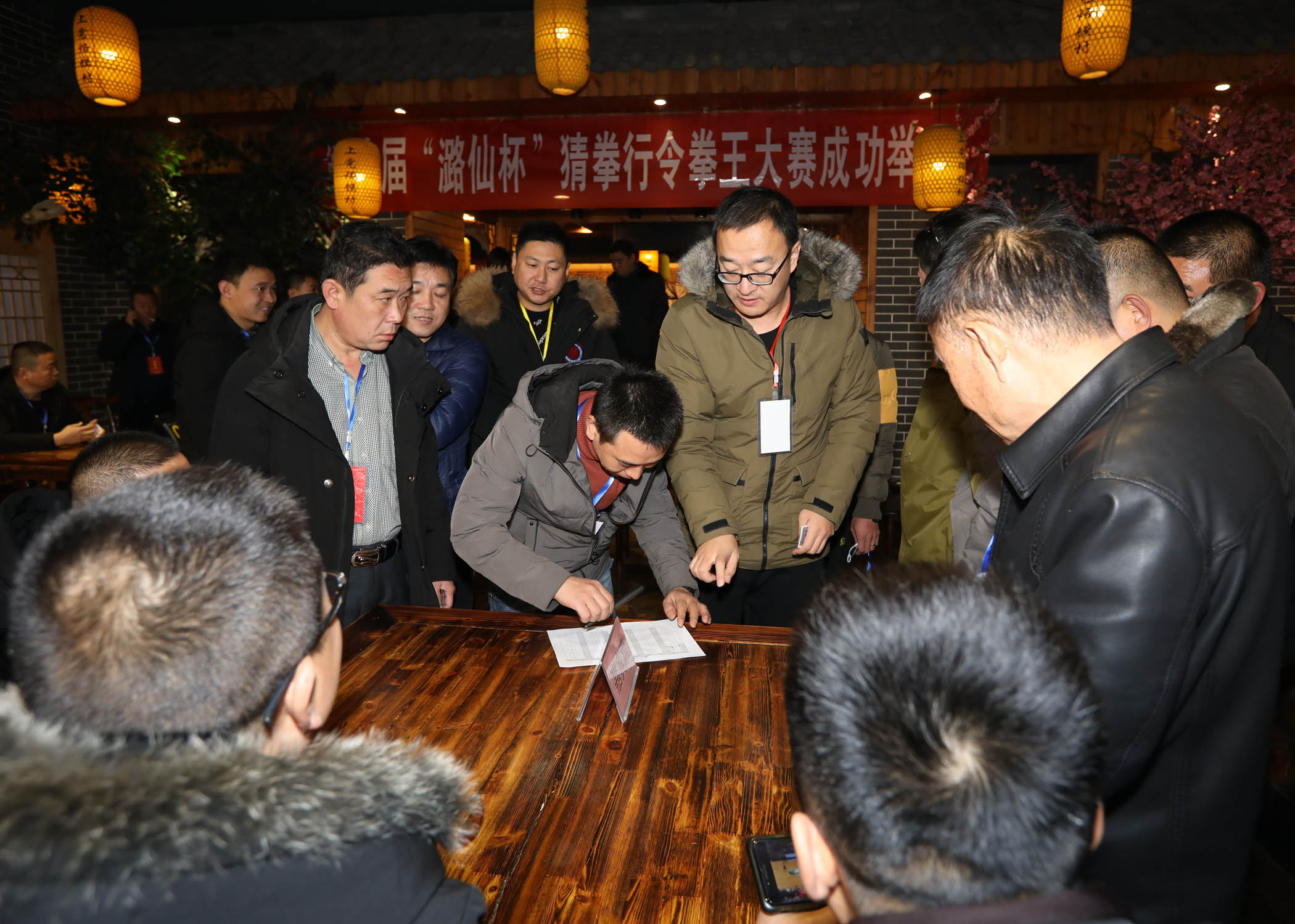 本次大赛是划拳专场,参赛者通过海选,排位赛等择优程序,选出第一名