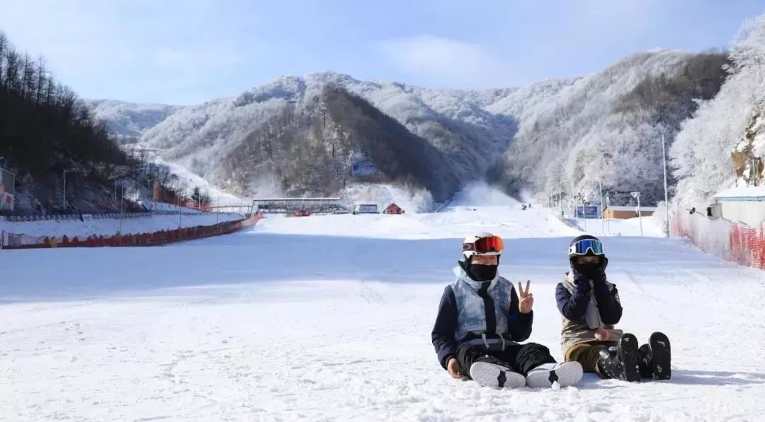 中原首家栾川伏牛山滑雪度假乐园开启中原首滑雪景没爆朋友圈