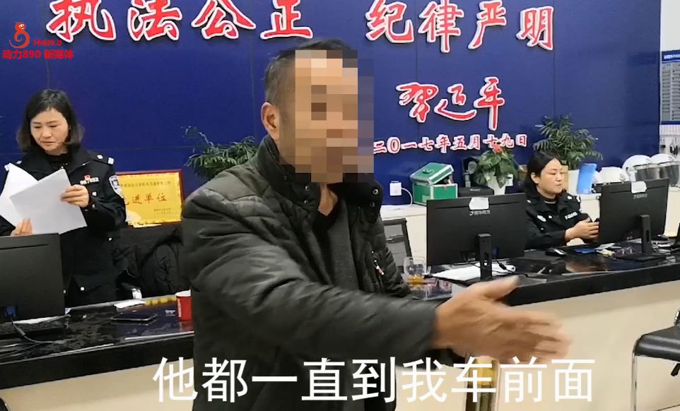 他赶紧走上前将两人拉开,见两人动手之后,据现场执勤的辅警金新忠介绍