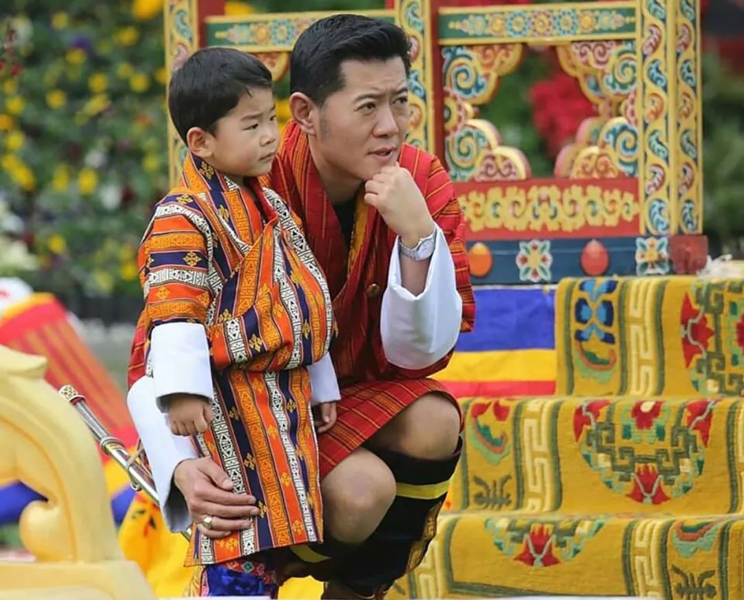 29岁不丹王后把儿子教得好!小王子3岁就会鞠躬,90度姿势真萌