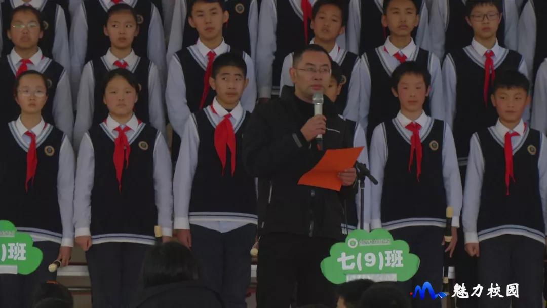 浦口外国语学校的校党总支书记胡歧曦上台致辞,鼓励学生们放开歌喉,纵