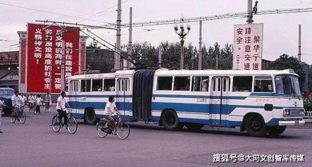 80年代中国大部分城市都一样大街上最常见的就是这种公交车,私家车都