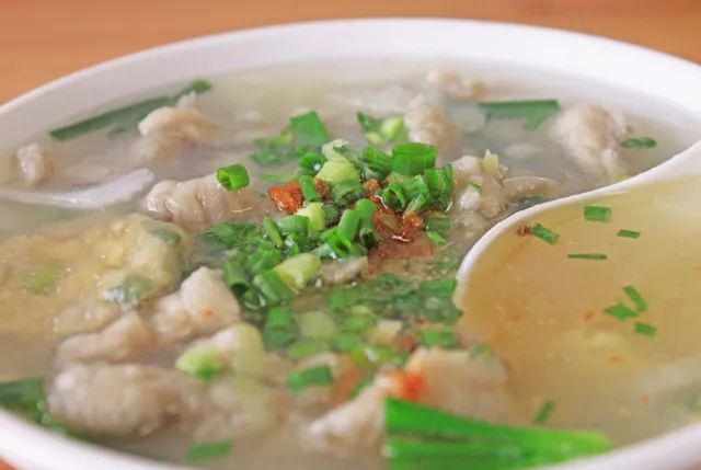 肉羹是用里脊肉加地瓜粉制成的,肉质细腻,味道鲜美,羹滑嫩也不失猪肉