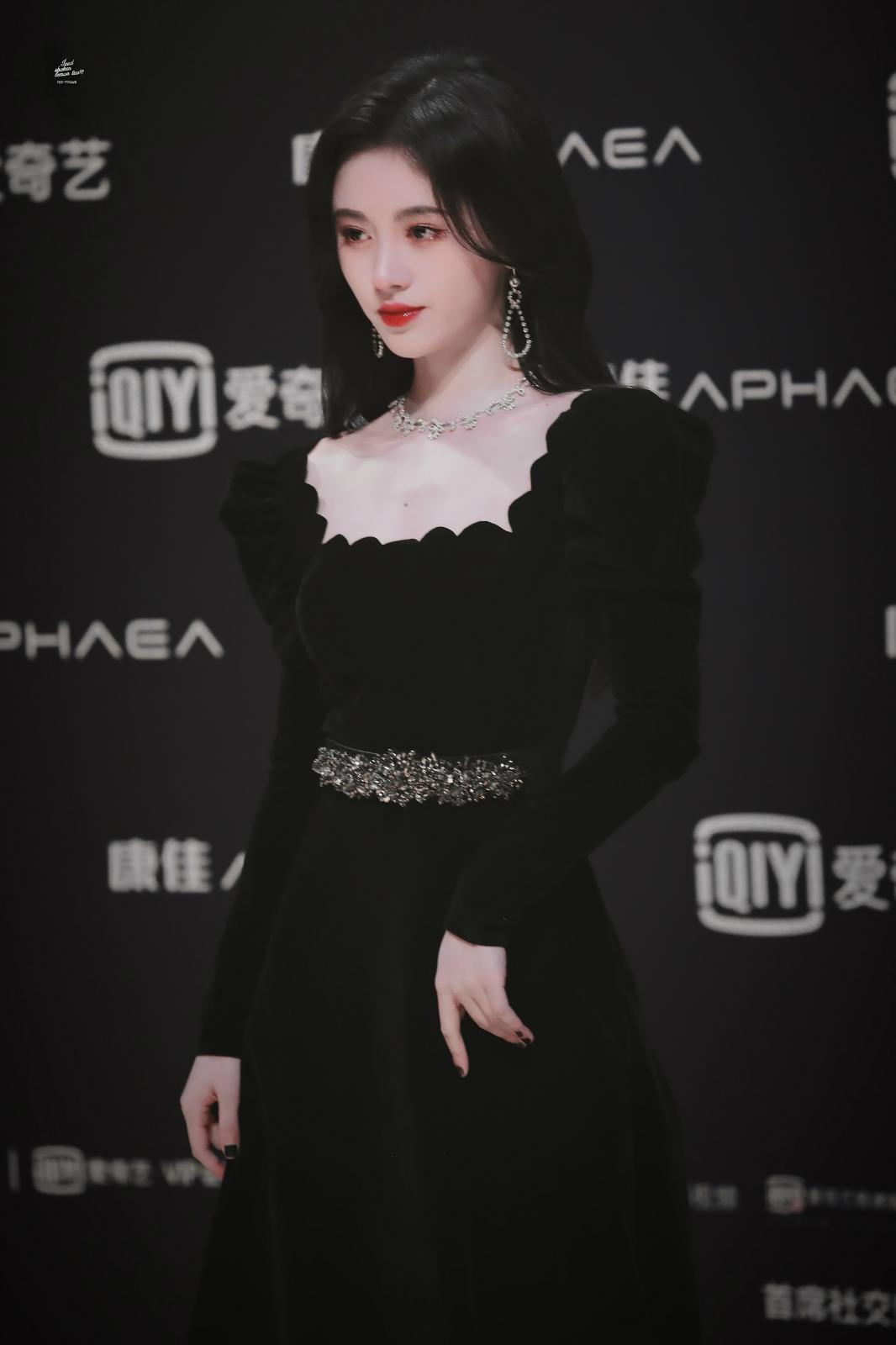 原创同穿黑色礼服,25岁鞠婧祎艳压19岁欧阳娜娜了吗?