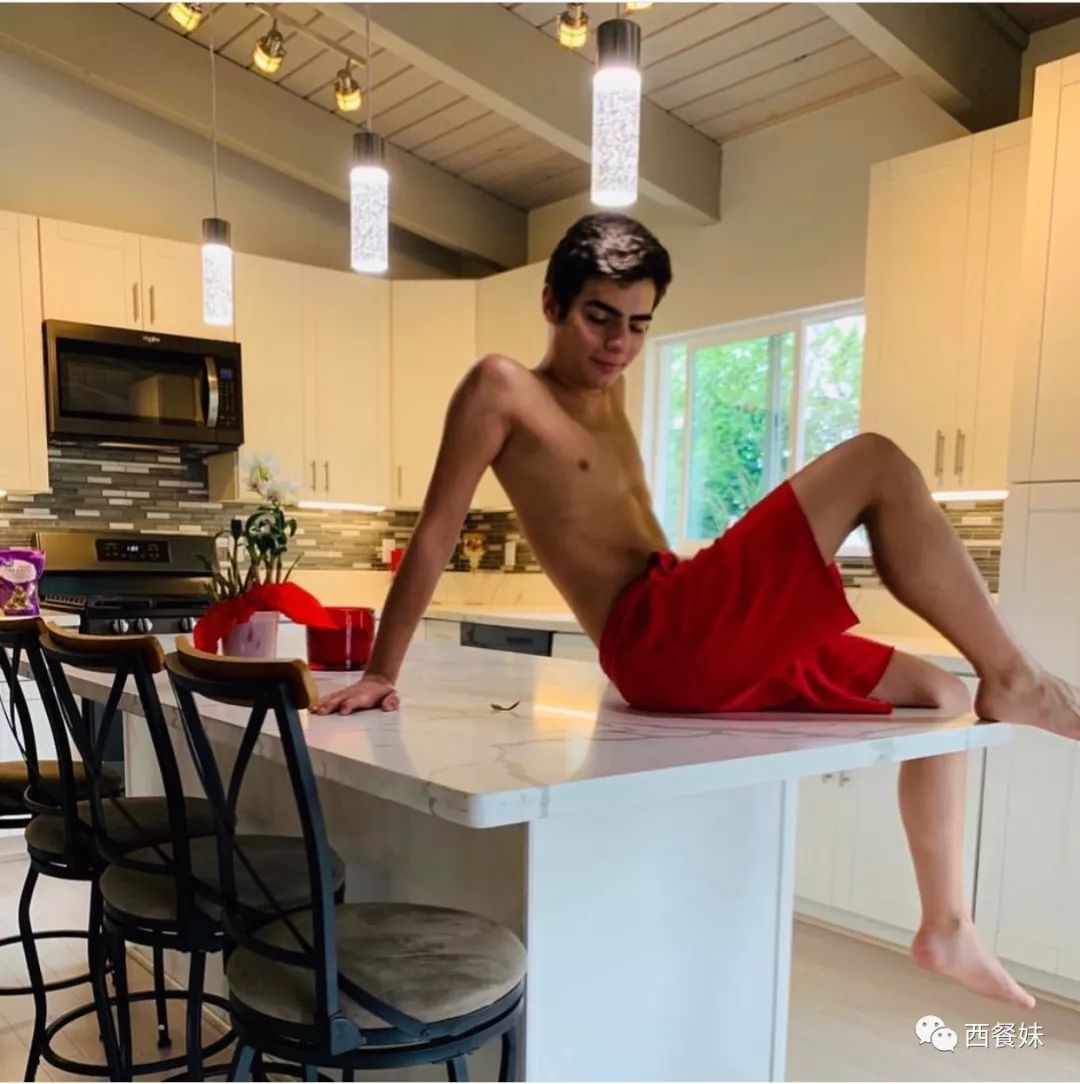 49岁爱上17岁 不在乎被骂恋童癖!这对同性情侣在一起六年了!