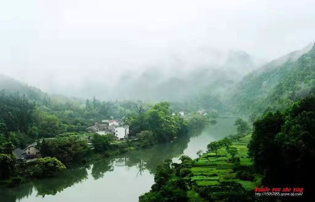 "渚"为万山丛中一小洲,村落一面靠山,三面环水,大北河由东北向西南绕