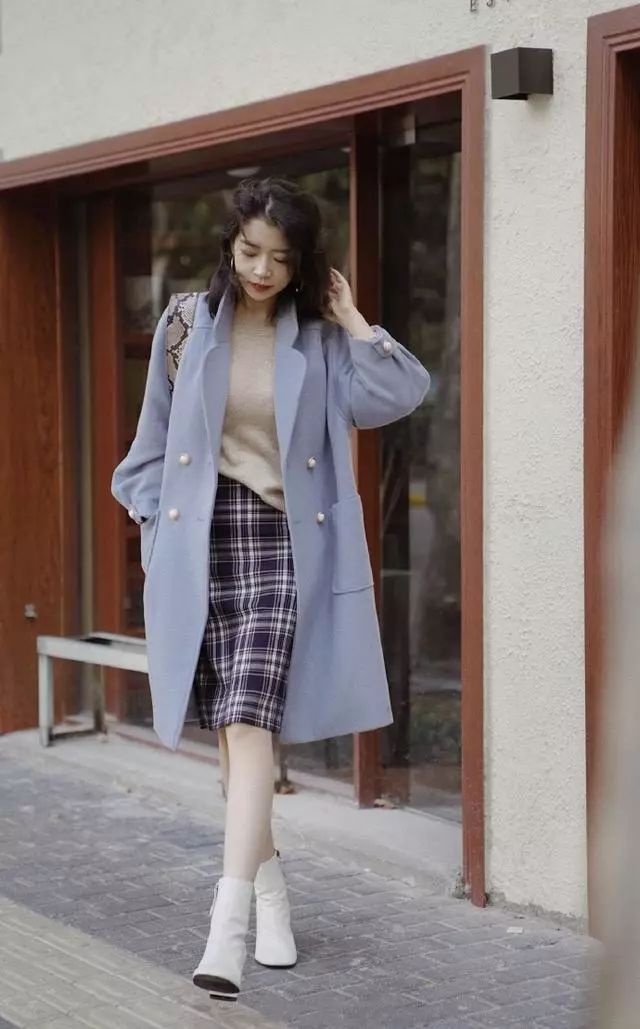 香芋紫大衣和上个搭配中的豆沙粉大衣有异曲同工之妙,都能打破秋冬的