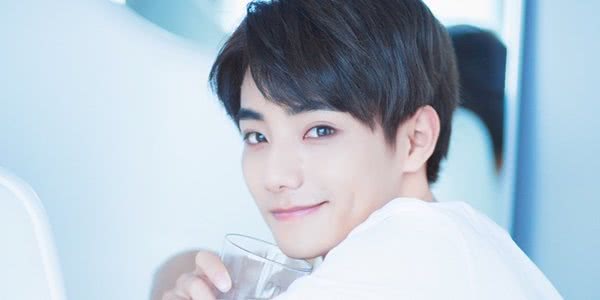 李振宁拍真人漫画,与男搭档演床戏,拥抱亲吻画