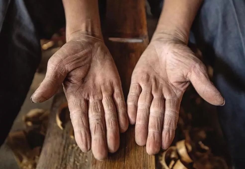 图为永根师傅粗糙的双手已满是老茧箍桶匠的本事就是"成人方圆".