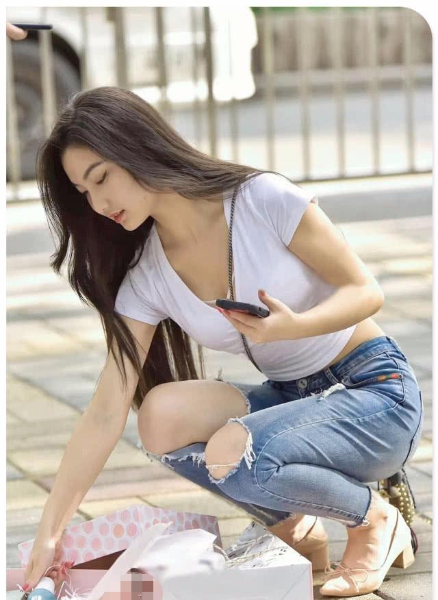 街拍:美女帮人"捡东西,心地善良的女神