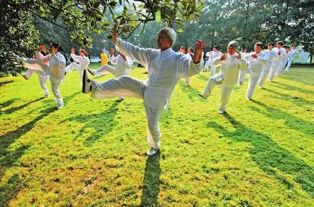 在公园里,小区空地上都能看到一些人在练太极拳,太极拳运动柔和,缓慢