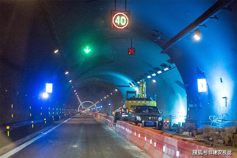 2公里(双线四车道)的宝塔山特长隧道,晚上六点多时行至河北省邢台市区