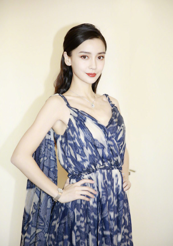 原创当妈后杨颖越来越大胆,对着镜头做扩胸动作,真实身材一目了然