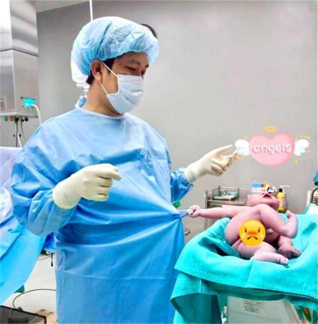 不准走新生宝宝死死拉住医生手术服网友使出了洪荒之力