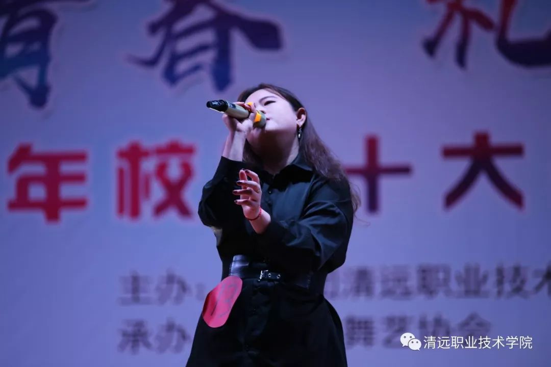 小姐姐的歌声 仿佛带我们冲出了阴霾 史环英《逆光 宛转悠扬的