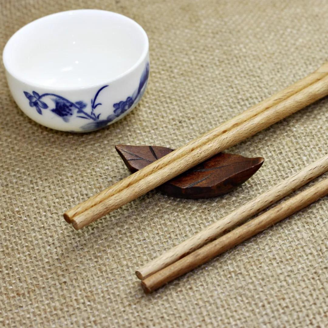 用筷子夹的紫菜三文鱼寿司