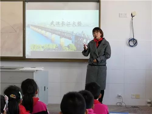 青萍小学袁蓉蓉,李堡镇中心小学周林,田佳丽老师为大家带来了三节少先