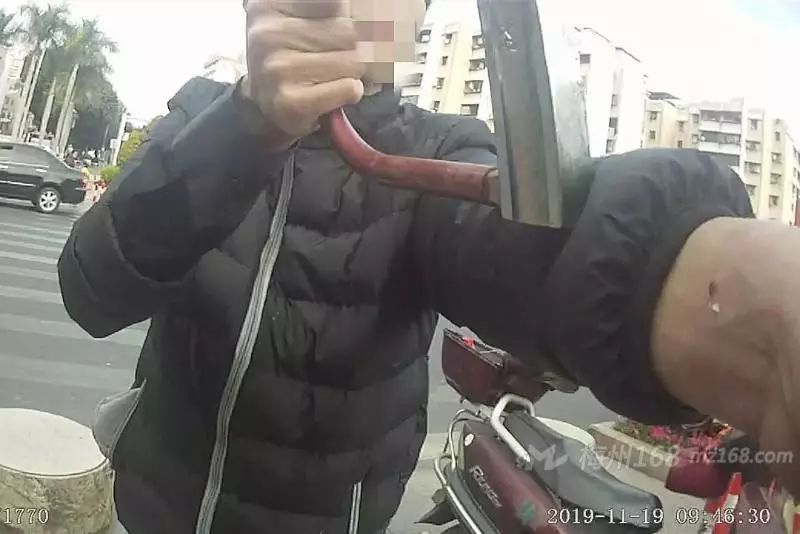 大胆!梅州一男子无证驾驶,怒怼民警,假装受伤倒地