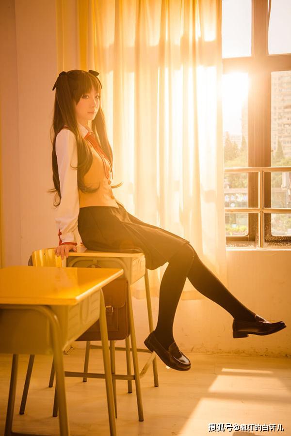 黑丝out了?萝莉腿小姐姐cos的远坂凛,果然永远经典