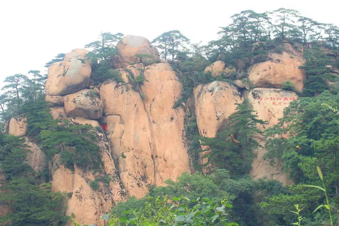 世上 天成稀世巨型弥勒大佛--千山弥勒佛,在辽宁省鞍山市的千山风景