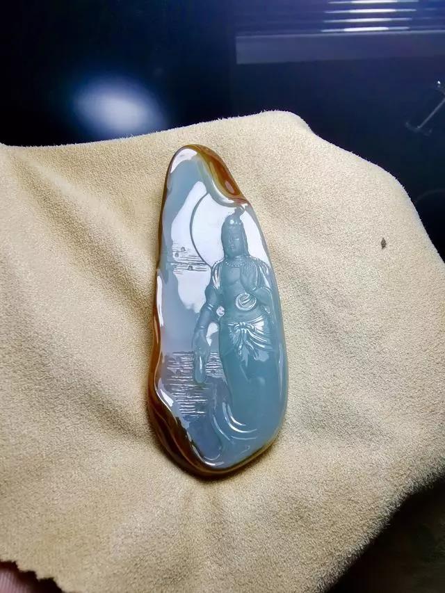 半山半水的大马坎翡翠原石俏色巧雕后完美蜕变大势至菩萨