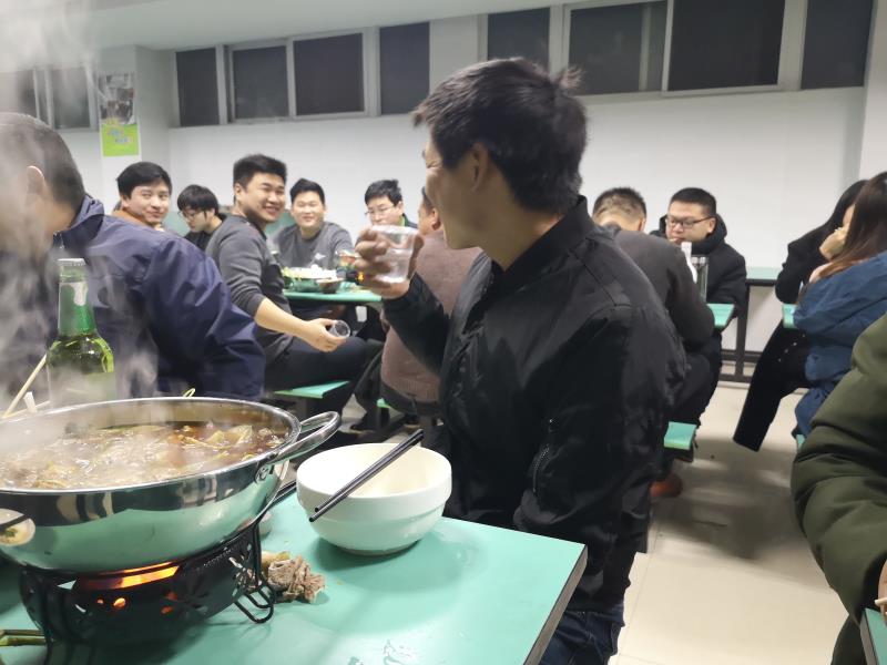 近日皇家上品实木定制组织所有家人在工厂食堂进行聚餐活动,没有华丽