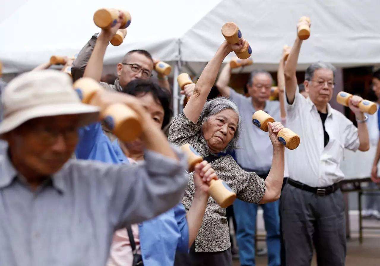 日本老人人口最新_日本70岁老人与90后