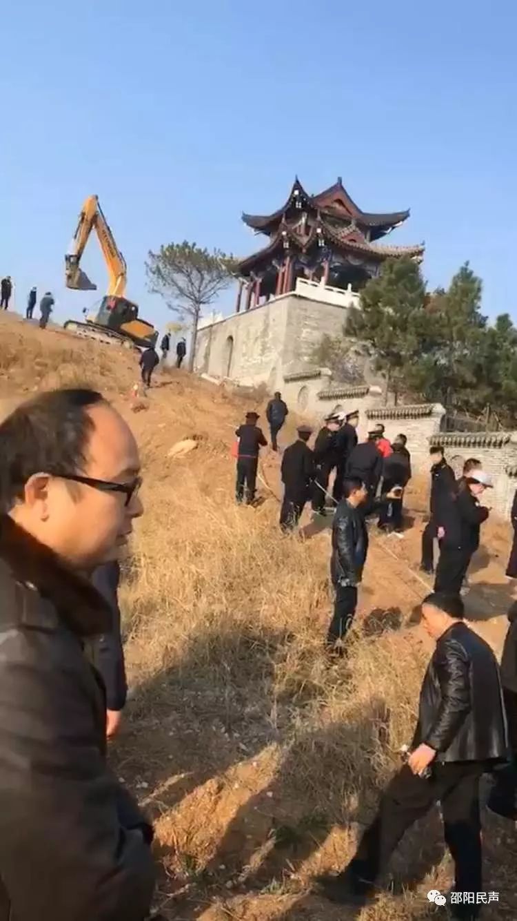 邵阳一违建私人豪宅被拆!场面震撼!