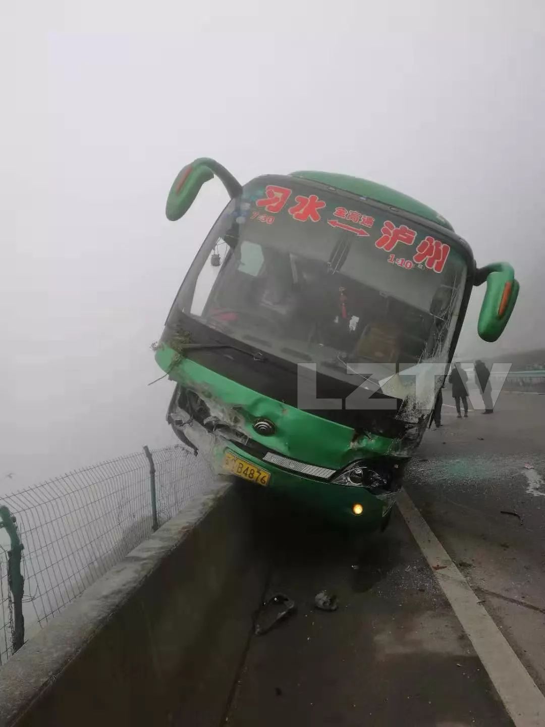 时无法停下接连与前面车辆相撞 开往泸州的客车侧翻 大车小车撞成一团