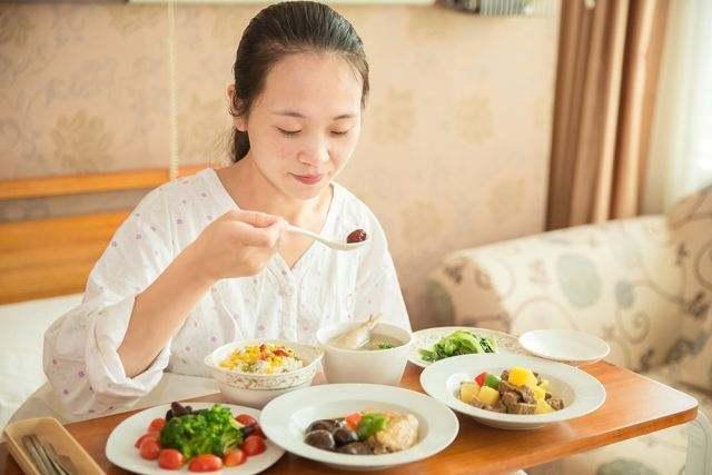 照顾产妇坐月子,月子餐的"五阶段四原则"得了解,进补别盲目_饮食
