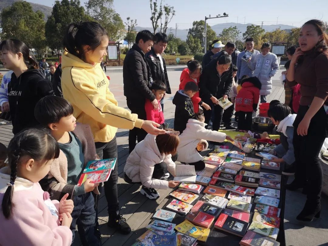 小小销售员业务忙义卖现场暖意浓陈屿中心小学一5班开展义卖活动