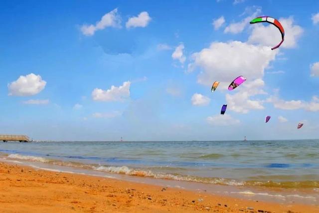 来到潍坊滨海,一定要到海边沙滩上去走走,可以说潍坊滨海的标志性风光