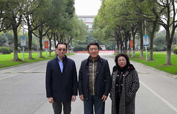 图2:上师大天华学院欢迎新加坡鱼尾狮集团图1:上海师范大学天华学院