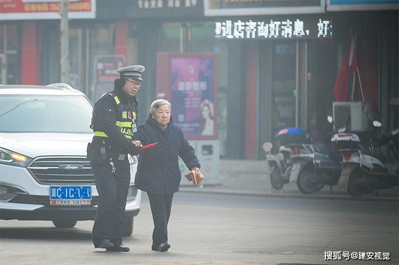 介休好人,交警搀扶老人过马路,凡人善举引领文明