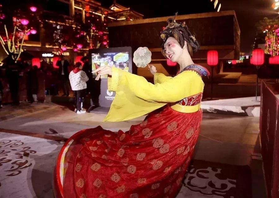 大唐不夜城90后不倒翁小姐姐一个人带火了整个西安