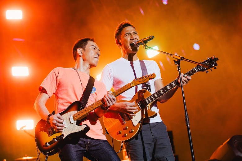 黄贯中再唱《海阔天空》太太朱茵和女儿到场支