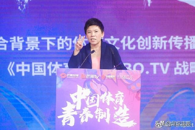 体坛3大世界冠军聚首!邓亚萍抢到潘晓婷签名球 陈金现场学打台球