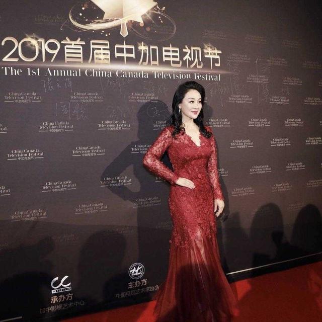 57岁王姬仍然风韵犹存!一袭黑色蕾丝晚礼服亮相,短发造型显气质