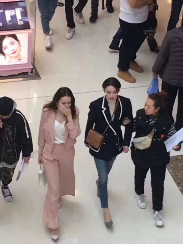 原创迪丽热巴张馨予黄景瑜片场照曝光黄景瑜未走出高以翔去世阴影显