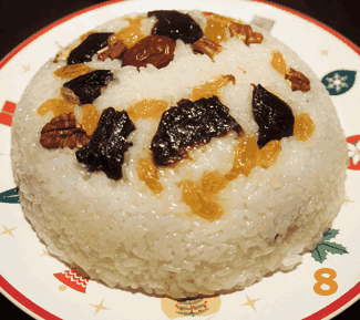 八宝饭味道鲜美,营养丰富.冬天买一两个盒子. 上菜前蒸一下,省时省力.