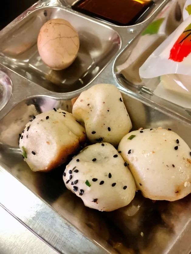 上海政法学院 第二食堂的生煎,酥糯的表皮下是鲜香而不油腻的汤汁与