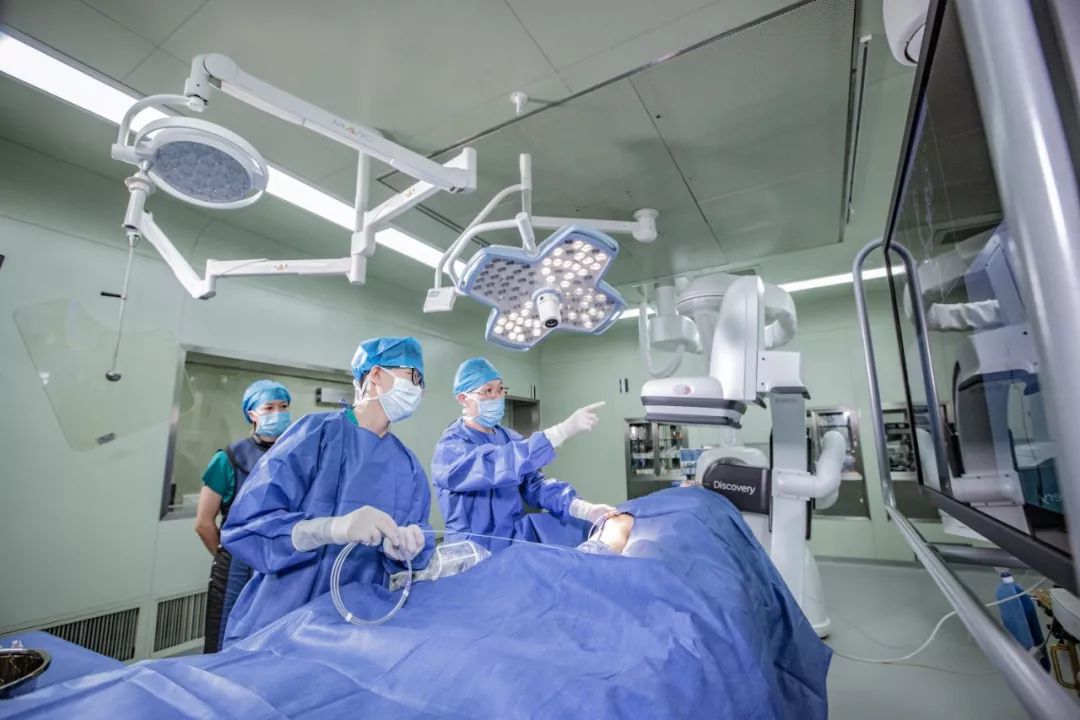 脑血管病科主任唐景峰教授(右一)在一站式复合杂交手术室开展介入手术
