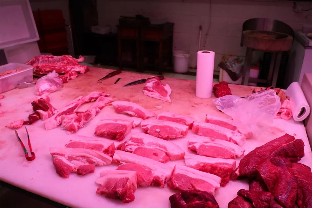 30 元/1斤 瘦肉 28~30元/1斤 卖肉的老板告诉掌上君 前段时间猪肉的最